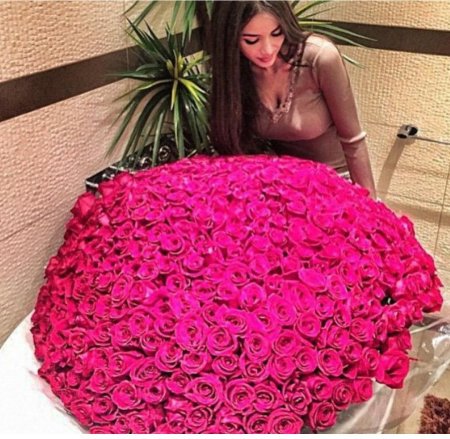 Девушка с большим букетом цветов