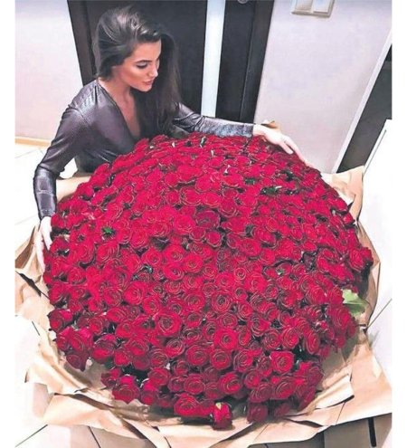 Девушка с букетом роз