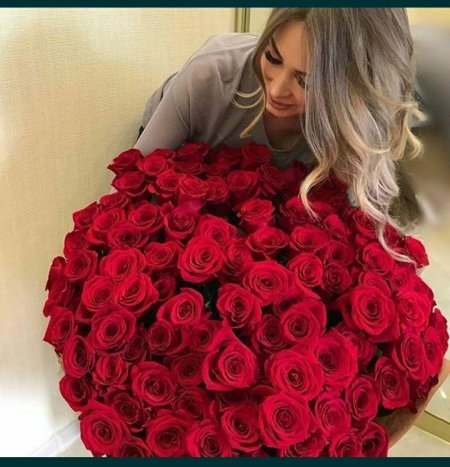 Девушка с букетом роз