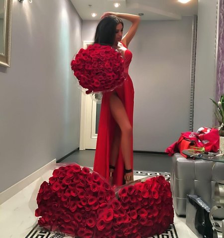 Девушка в шикарном платье