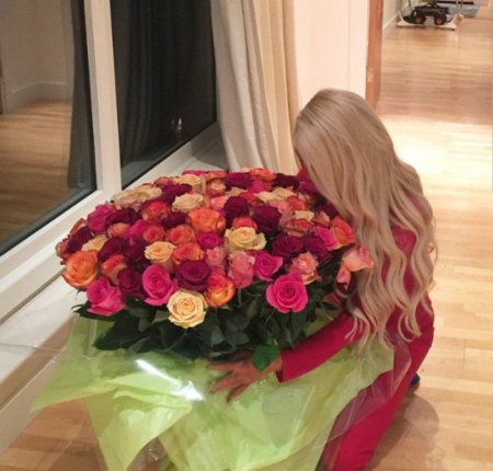 Блондинка с букетом цветов