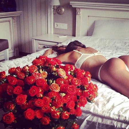 Девушка с букетом роз