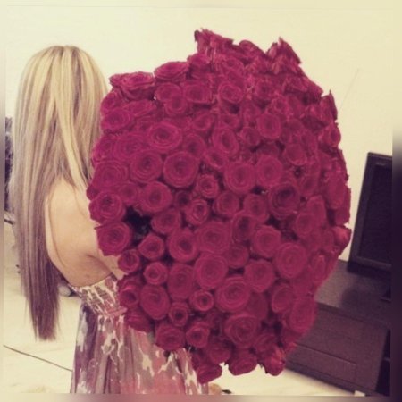 Блондинка с букетом роз