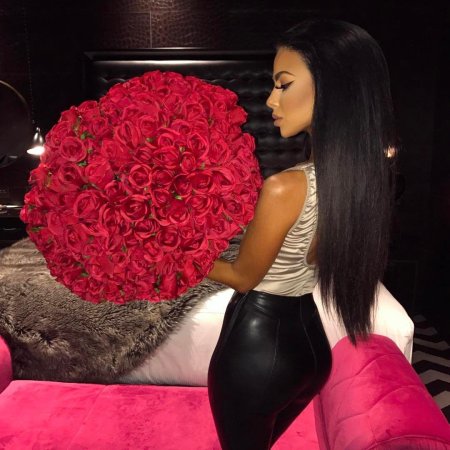 Девушка с букетом роз