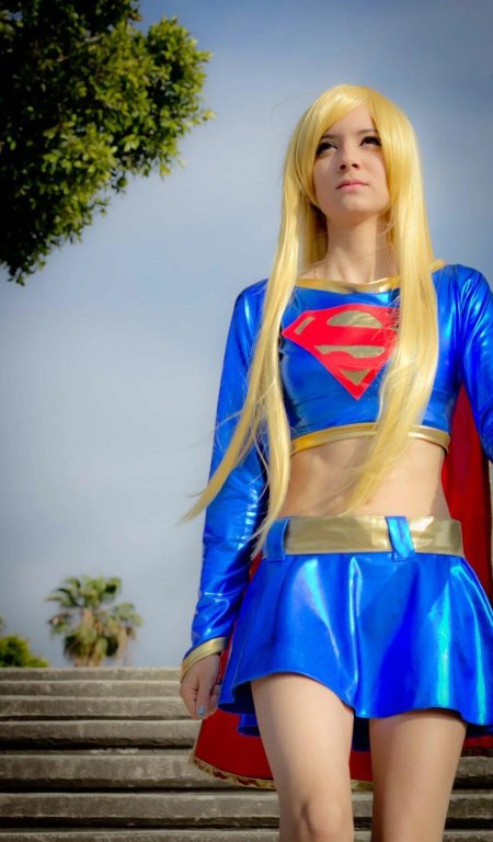 Supergirl cosplay
