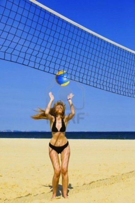 Девушки играют в волейбол на пляже