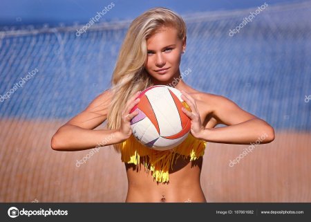 Девушка с мячом на пляже