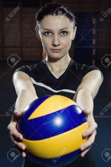 Девушка держит волейбольный мяч