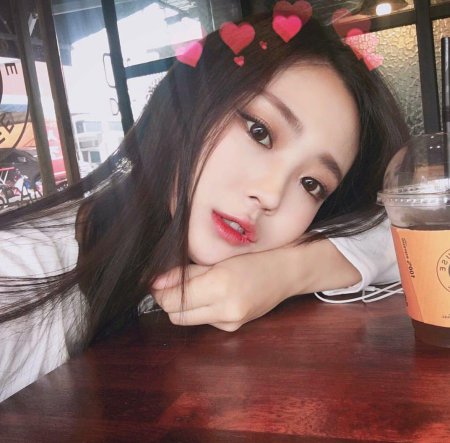 Кореянка Ким Лина зеркала