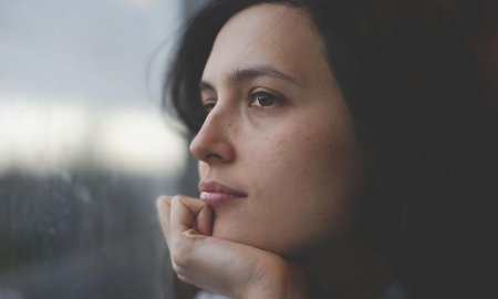 Задумчивая девушка