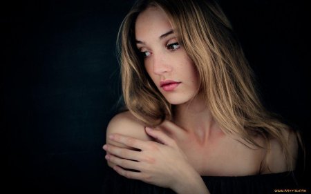 Задумчивая девушка