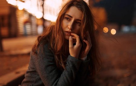 Задумчивая девушка