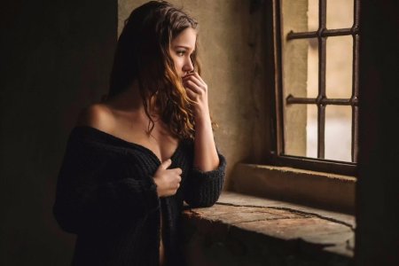 Задумчивая девушка