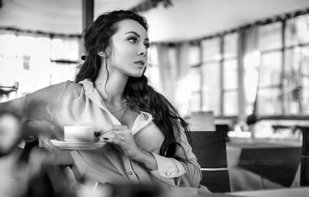 Задумчивая девушка