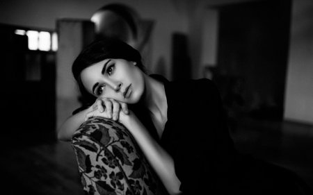 Печальная девушка