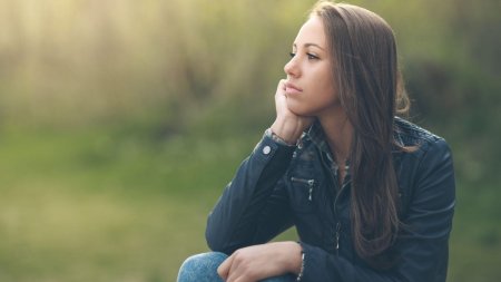 Задумчивая девушка