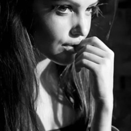 Задумчивая девушка