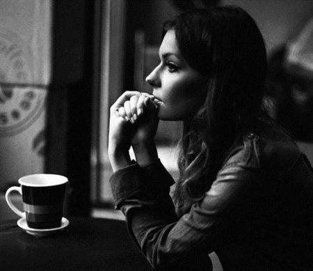 Девушка с чашкой кофе