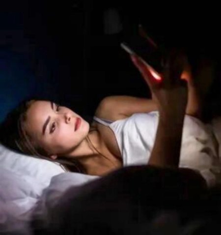 Девушка в кровати ночью