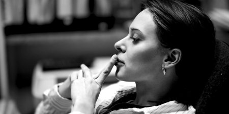 Задумчивая женщина