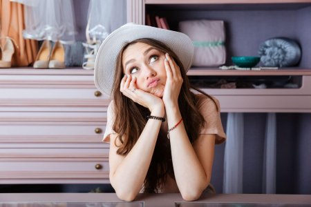 Задумчивая женщина