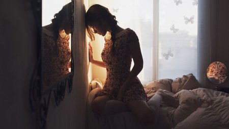 Девушка у окна