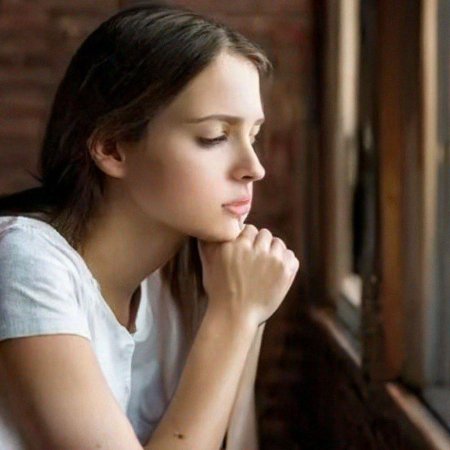 Задумчивая женщина