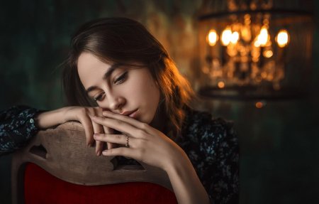 Задумчивая девушка