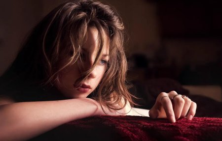 Задумчивый взгляд девушки