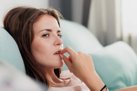 Женщина задумчивая