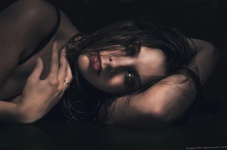 Девушка грустит