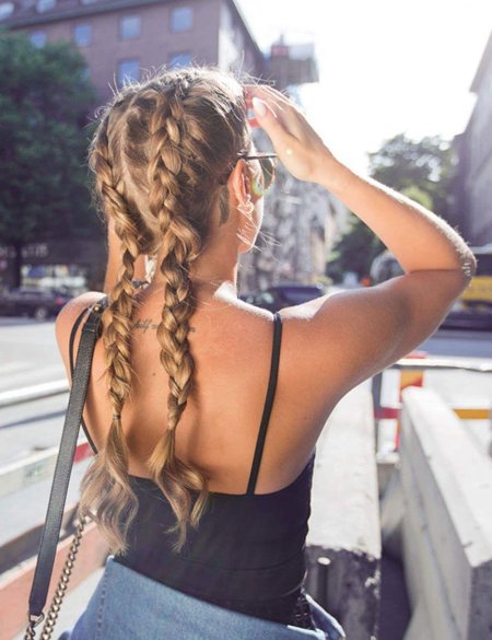 Прическа с косичками спереди