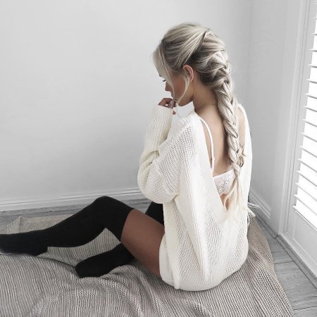 Девушка с косами