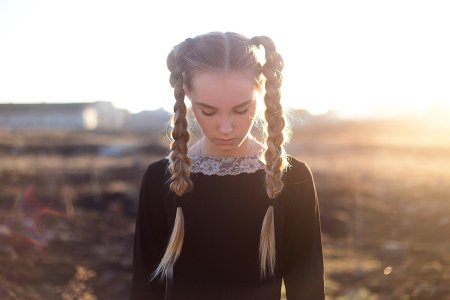 Кейтлин с косичками