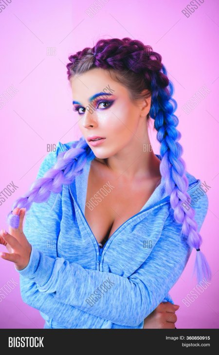 Девушка с двумя косами