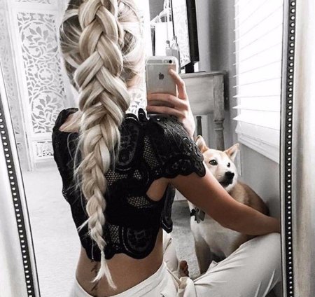 Блондинка с косичками