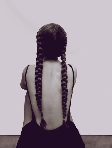 Девушка с косичками