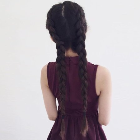 Брюнетка с косами