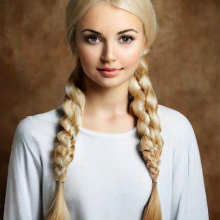 Красивая девушка с косой