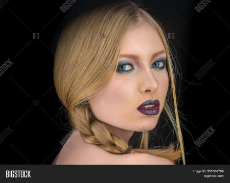 Девушка с светлыми волосами