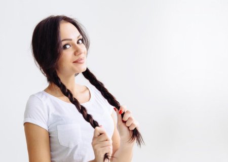 Девочка с косичками