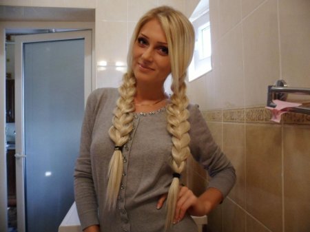 Девушка с косами