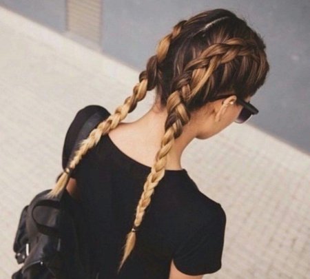 Девочка с косичками