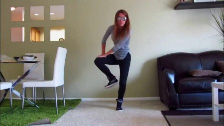 Классно танцует