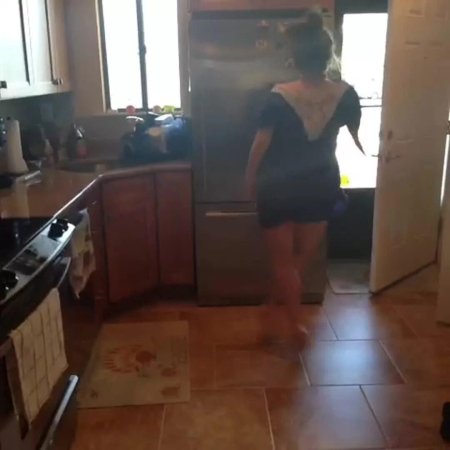 Девушка танцует на кухне