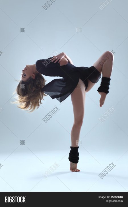 Красивая девушка танцует