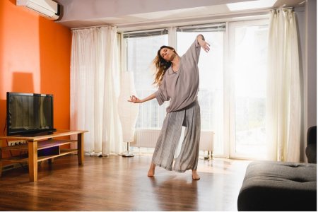 Девушка танцует дома