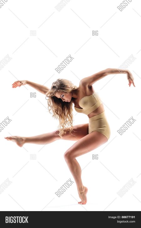Девушка танцует