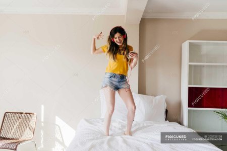 Девушка слушает музыку в наушниках