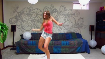 Девушка танцует дома одна